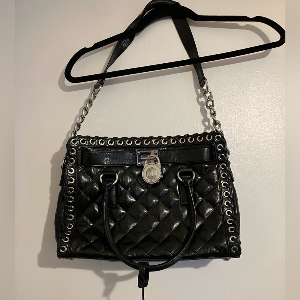 Chic Michael Kors Shoulder Bag with Chain Detail